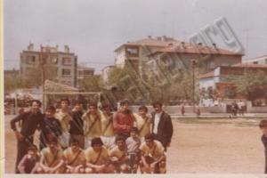 1972 OCAK SPOR BAHÇELİEVLER İST. AYAKTAKİLER  EKREM EREN (PEKÜSÜLÜ) ÜMİT ERTURAN HİMMET POYRAZ ALİ GÜRER AHMET KARABULUT (İST.) BEHÇET OCAKLIOĞLU AHMET TATLI (İLORİK OĞLU) TUNCAY ŞİMŞEK AHMET ERTURAN  (İBRAHİMOĞLU) OTURANLAR ŞEVKET KILIÇ (TARHANİK) EROL YILMAZ (AŞAĞI YUVACIK) İSMET ERTURAN YILMAZ ERKUL MESUT (İST.)