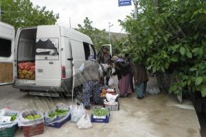 ALIŞVERİŞ ALANINDA SEBZE SATIŞ HALİ