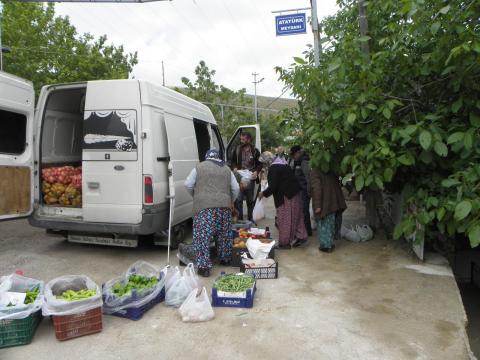 ALIŞVERİŞ ALANINDA SEBZE SATIŞ HALİ